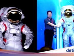 China Pamer Baju Astronaut buat Mendarat Di Bulan