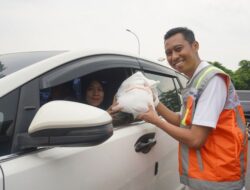 Berbagi Momen Nataru Ceria, Astra Tol Cipali Beri Bingkisan dan Sapa User Jalan Di Rest Area KM 130