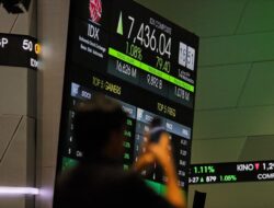 Seharian Menguat, IHSG Awal Pekan Berakhir Dekati Level 8.000