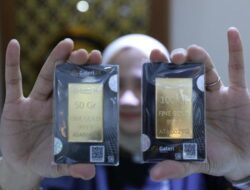 Harga Emas Antam Turun, Saatnya Borong?