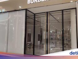 Sejumlah Toko Branded Di Mal Kawasan Senayan Kosongkan Barang Dagangan Sambil Itu