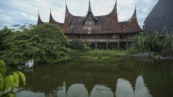 Warga Minang Bantu Negeri, Ramai-Ramai Sumbang Emas 14 Kg Beli Pesawat