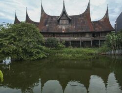 Warga Minang Bantu Negeri, Ramai-Ramai Sumbang Emas 14 Kg Beli Pesawat