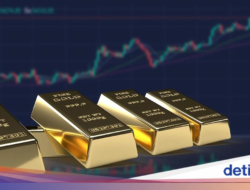 Harga Emas Meroket, Jual atau Bertahan?