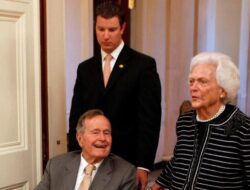 Pemimpin Negara AS Tiba-Tiba Muntah dan Pingsan Ke Di PM Jepang