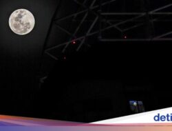 Kejadian Luar Biasa Blue Moon Menerangi Langit Malam Jakarta