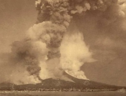 Krakatau Meletus Bawa Bencana Alam 30 M, Sapu Kota-Warga Nyangkut Hingga Pohon