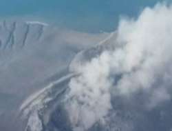 Gubernur Jawa Barat Nekat Naik Kapal Untuk Lihat Anak Krakatau Meletus